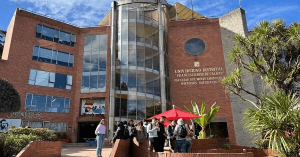 Foto que muestra una fachada en ladrillo con un letrero que dice Universidad Distrital Francisco José de Caldas en Bogotá