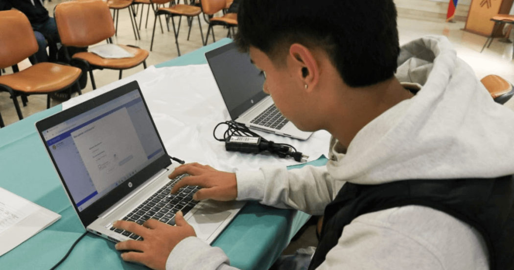Foto que muestra una persona escribiendo en un computador 