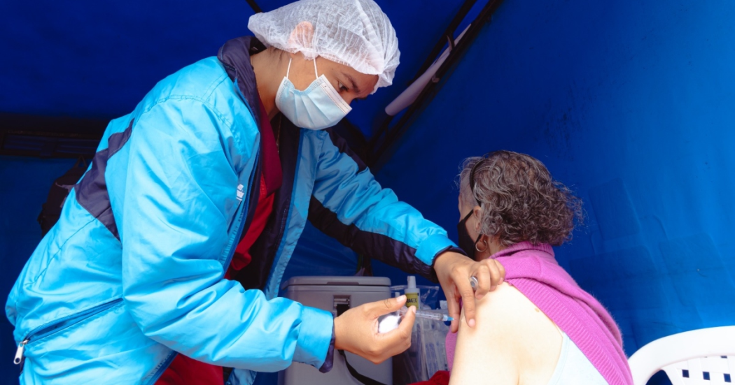 Foto que muestra un enfermero colocando una vacuna en un brazo