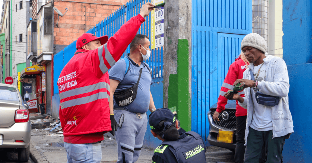 Foto de funcionarios y personas con comparendos durante jornada de limpieza del espacio público en San Andresito San José.