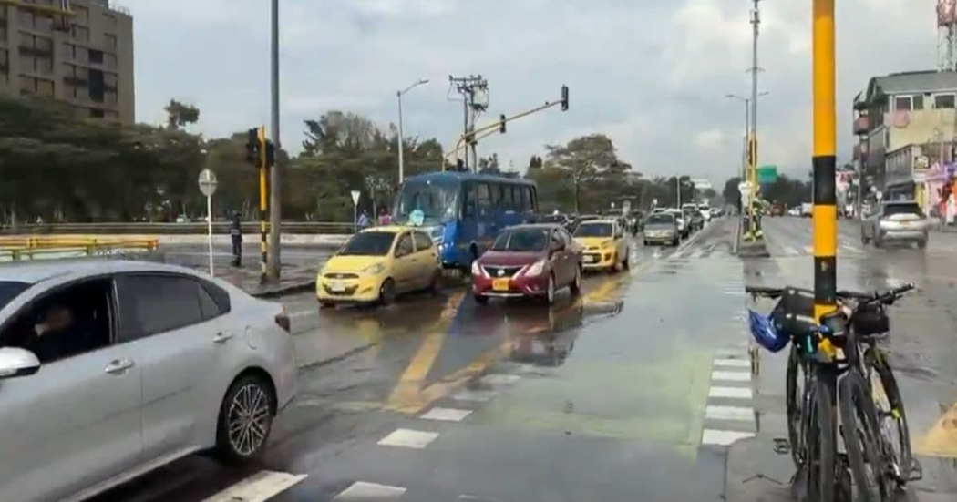 Foto de una vía de Bogotá donde hay distintos carros