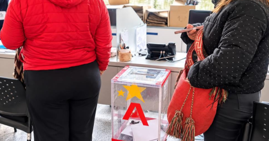 Ciudadanas participan en la votación de propuestas de Presupuestos Participativos en Bogotá.