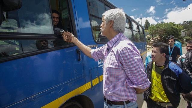 Alcalde con conductor del SITP en la localidad de Suba - Foto: Prensa Alcaldía Mayor / Camilo Monsalve