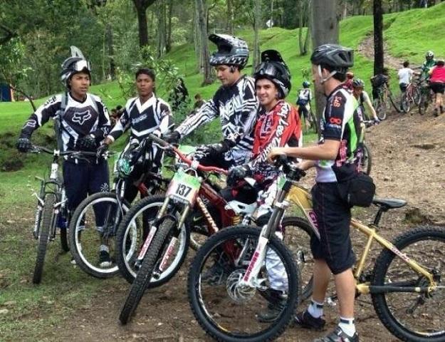 Grupo de down hill en el Día de la bicicleta Parque Nacional