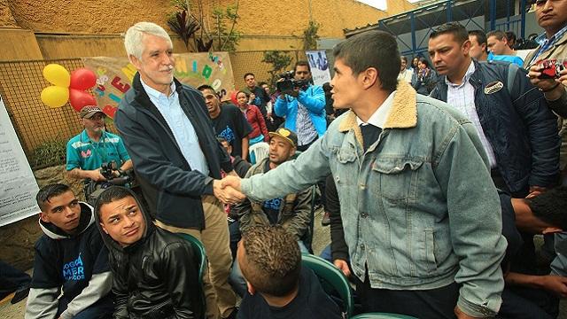 Alcalde con jóvenes del Idipron - Foto: Prensa Alcaldía Mayor / Diego Bauman 