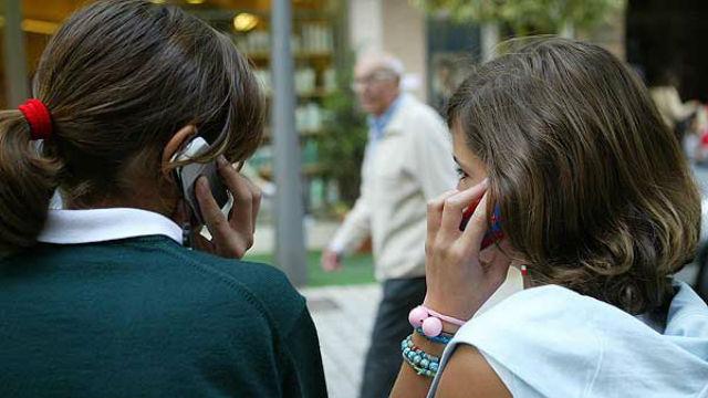 Niñas hablando por teléfono - Foto: www.20minutos.es