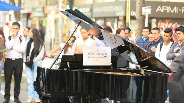 Un piano en la carrera Séptima para que cualquier ciudadano lo toque. 