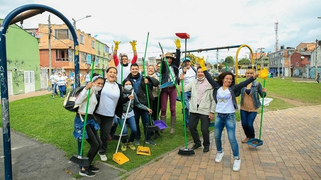 En Lombardia, Suba, funcionarios del Distrito y residentes embelleciendo un parque con 'Bogotá Limpia 2018' 