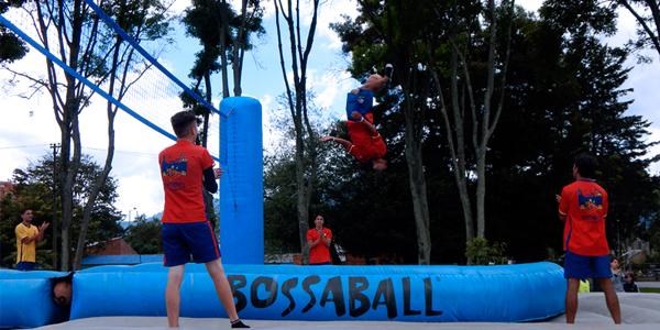 Inscríbase al curso vacacional de Bossaball
