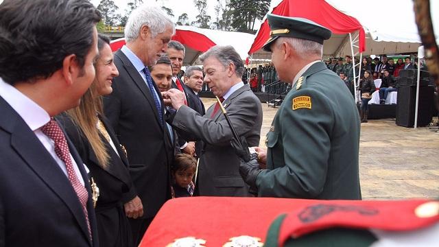 Enrique Peñalosa fue condecorado durante el aniversario del Ejército Nacional - Foto: Presidencia de la República