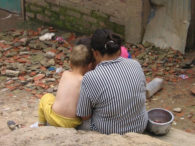Dos niños se abrazan sentados
