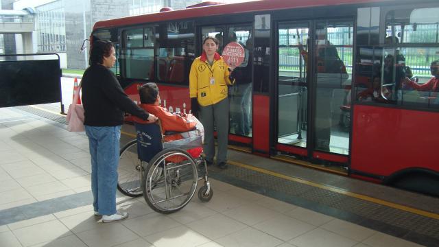 Persona discapacitada en Transmilenio - FOTO: Prensa Trasnmilenio