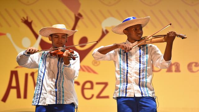 El folclor de mi pueblo violines - Foto: Teatro Mayor Julio Mario Santo Domingo