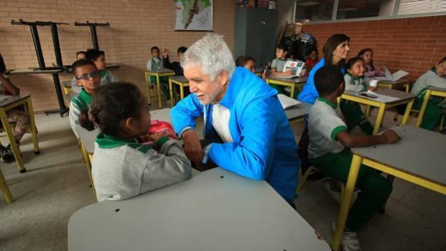 El alcalde Enrique Peñalosa visita colegios en Bogotá