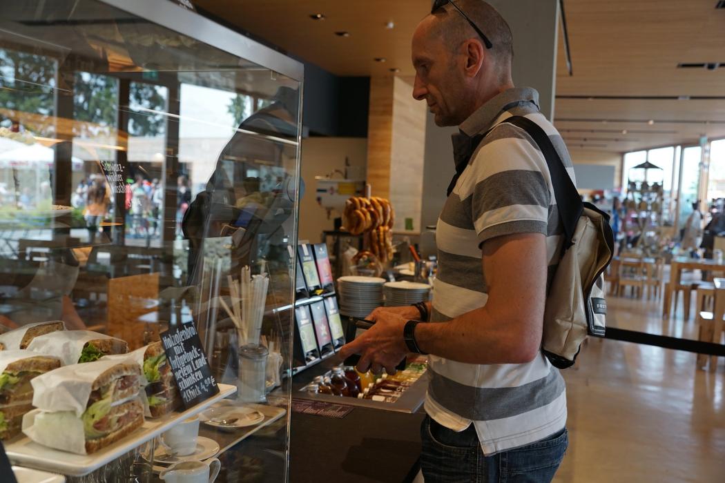 Un hombre comprando en una pastelería 