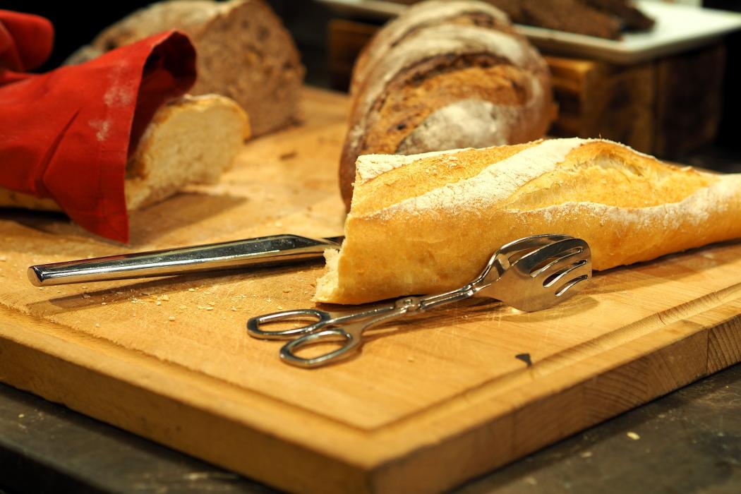 Un pan cortado a la mitad encima de una tabla de cortar 