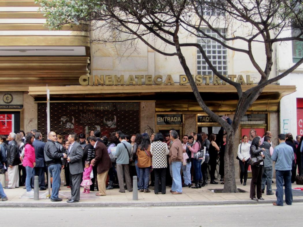 Fachada de la Cinemateca Distrital con varias personas haciendo fila en la entrada. 