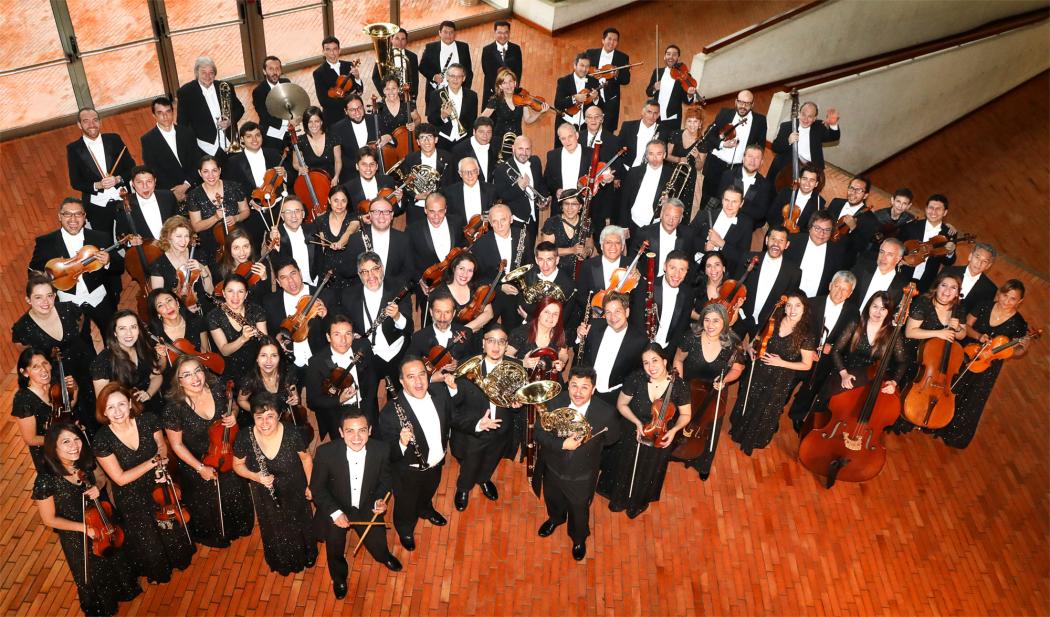 Los miembros de la Orquesta Filarmónica de Bogotá posando para la camara 