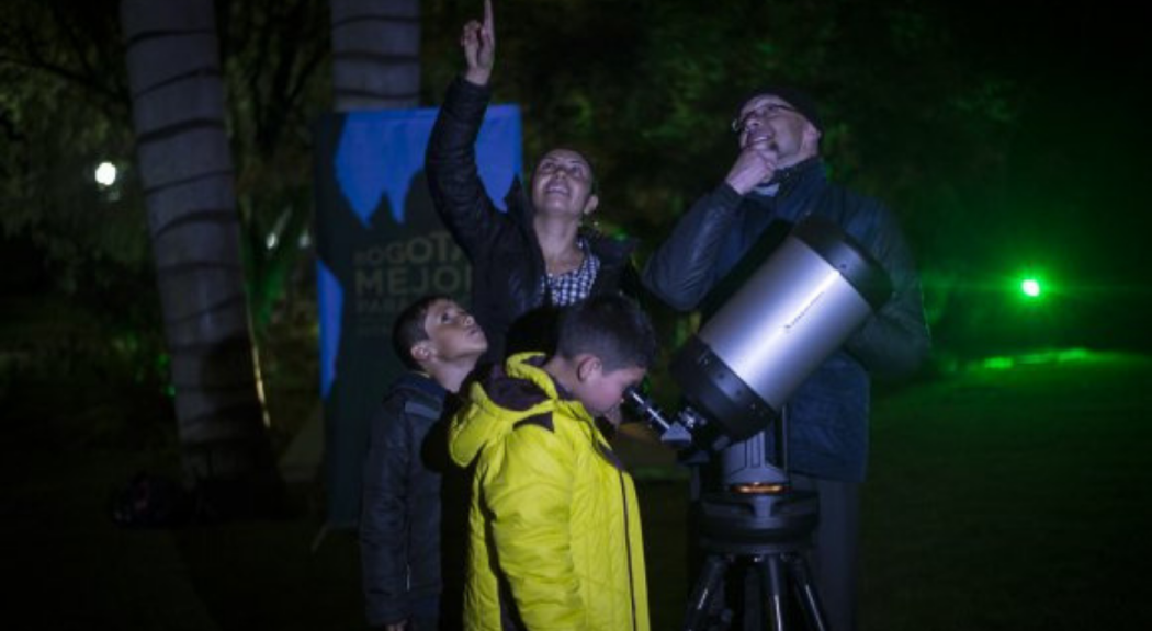 Una familia participa de una actividad en el Planetario.
