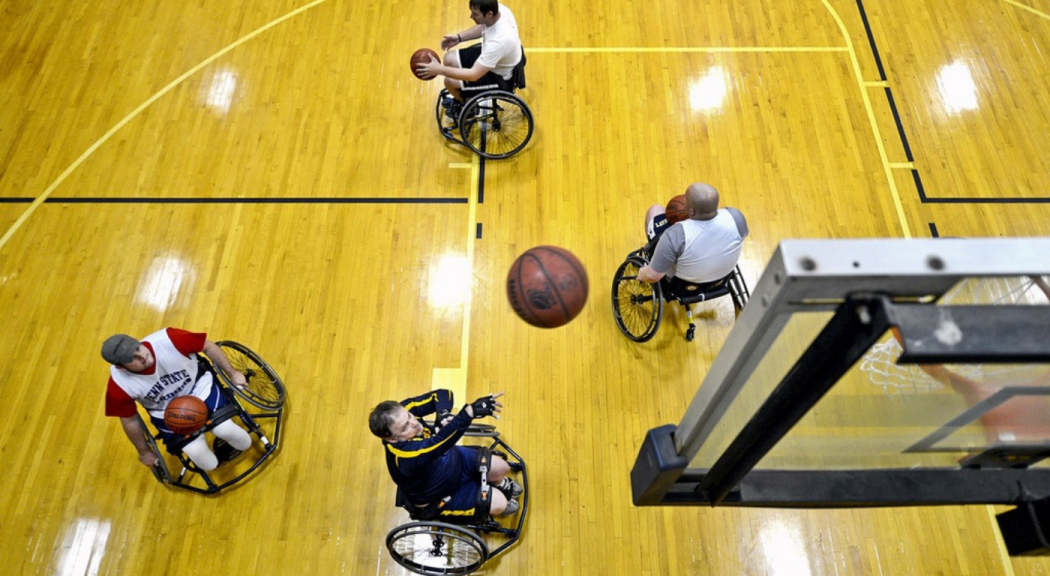Grupo de personas jugando baloncesto en silla de ruedas.