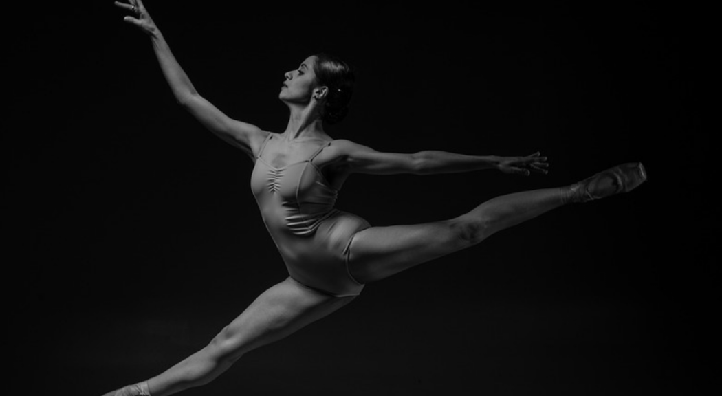 Mujer delgada hace una pirueta de ballet