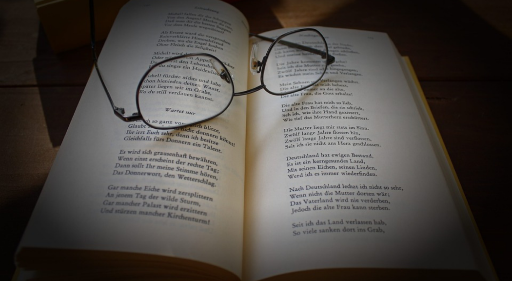 Libro y gafas.