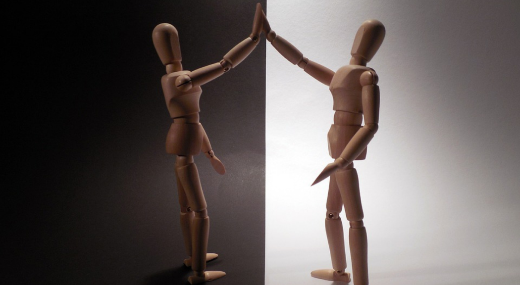 Dos muñecos chocan sus manos. Foto: Pixabay
