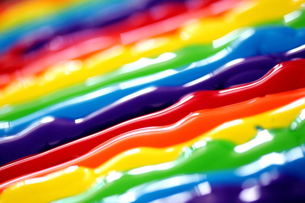Pinturas acrílicas con los colores de la población LGBTI