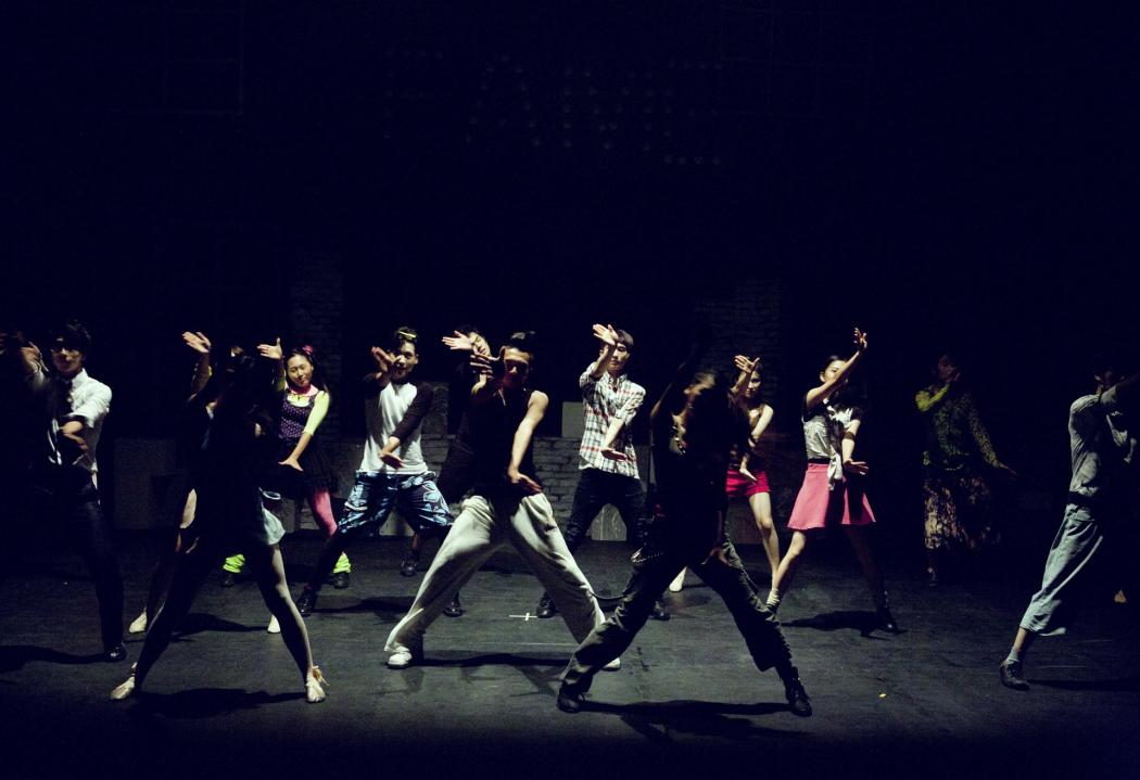 Un grupo de jóvenes bailando una coreografía de hip-hop 