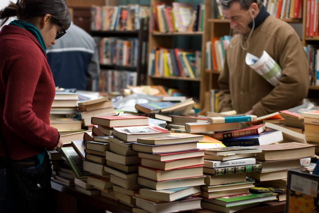 Varias personas ojeando libros en una librería 