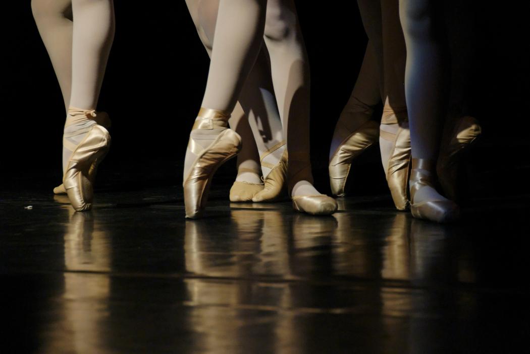 varios pies con zapatillas características del ballet