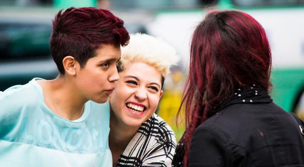 Un par de mujeres sonríen divertidad durante el Fiestón LesbiArte 2018.