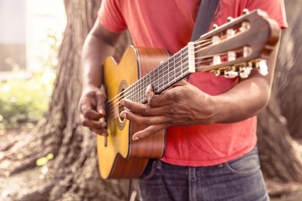 Un hombre tocando un guitarra 