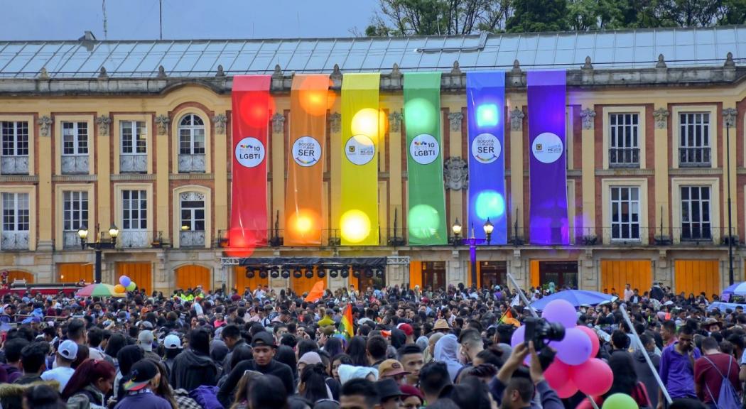 Aspecto de la Marcha LGBTI en el 2018, asistentes llegan a la Plaza de Bolívar.