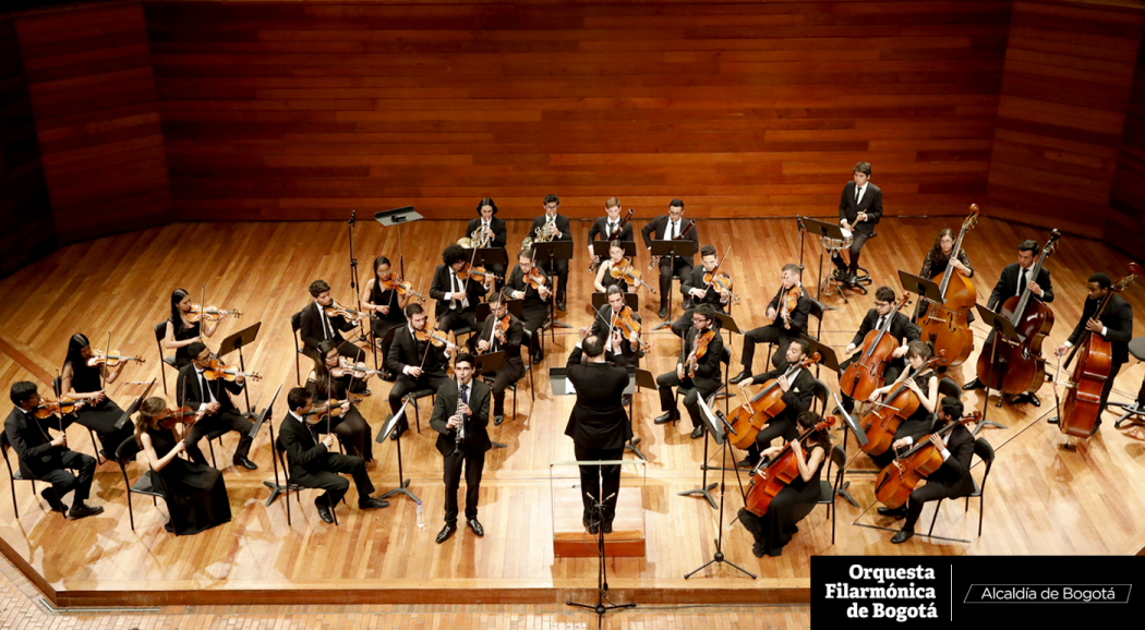 Los miembros de la Orquesta Filarmónica de Bogotá en concierto