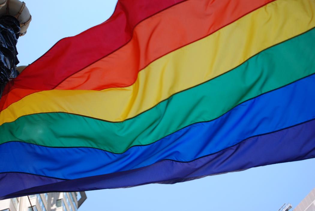 Una bandera ondeando con los colores de la población lgbti en la semana por la igualdad 