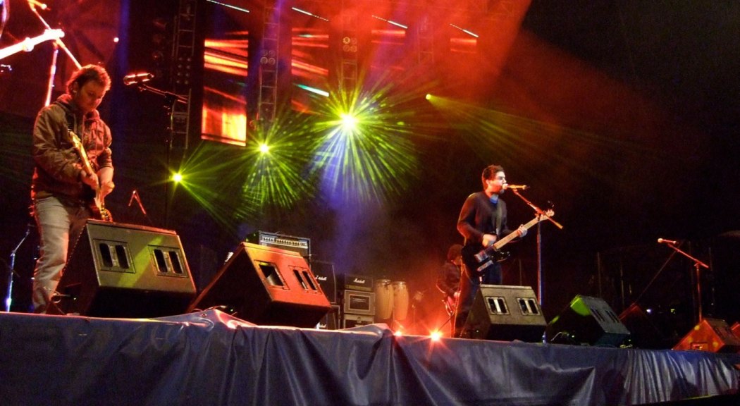 Escenario iluminado en una versión anterior del festival Rock al Parque en Bogotá.