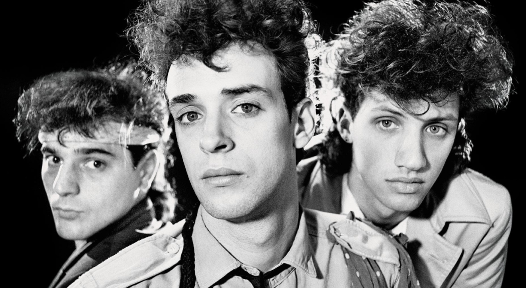 Retrato en blanco y negro de los integrantes de la banda argentina Soda Stereo, popular en Bogotá en la década de 1980.