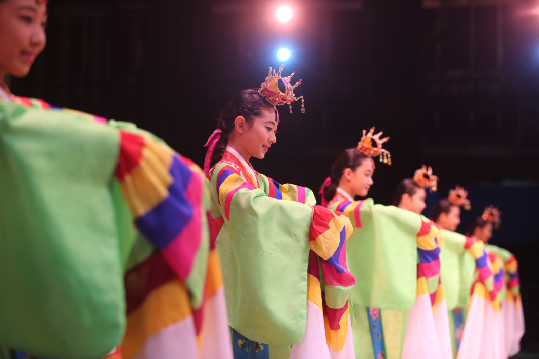 Una fila de integrantes del ballet folclórico de corea en presentación en Bogotá