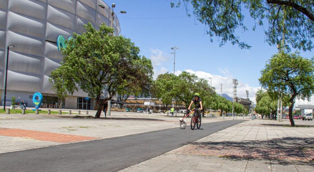 Una mujer se moviliza en el espacio público de Bogotá en su bicicleta.