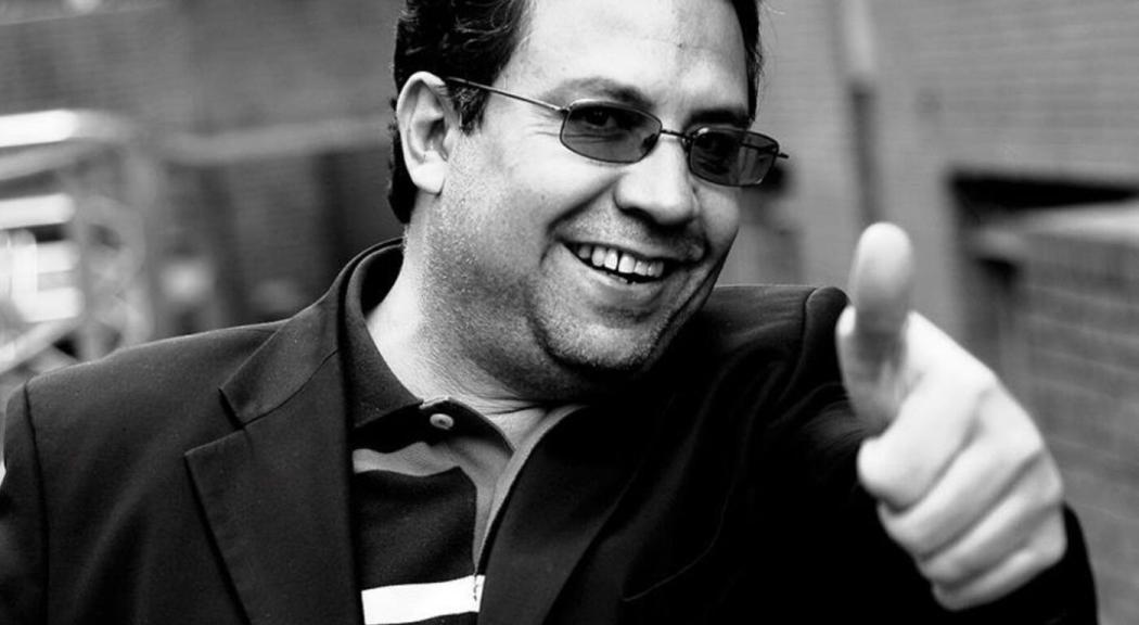 Retrato en blanco y negro del periodista Alberto Salcedo Ramos.