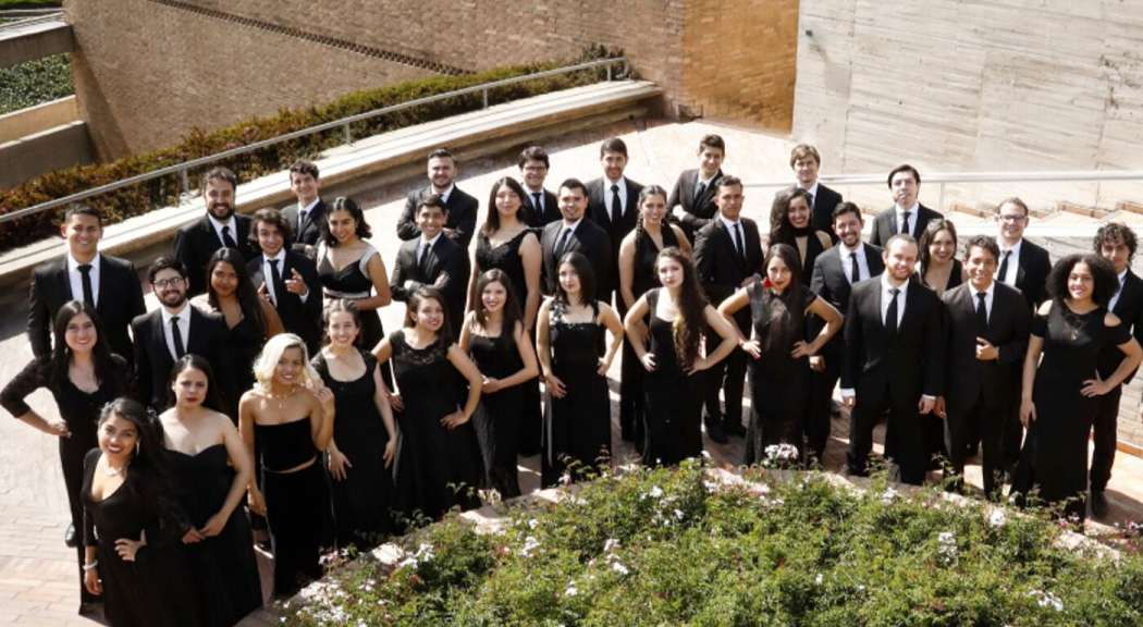 Jóvenes del Coro Filarmónico Juvenil posan vestidos de negro y muy sonrientes.