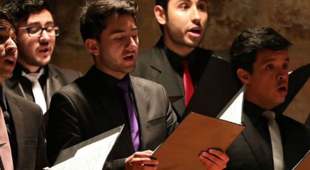 Un grupo de muchachos jóvenes participan en un coro.