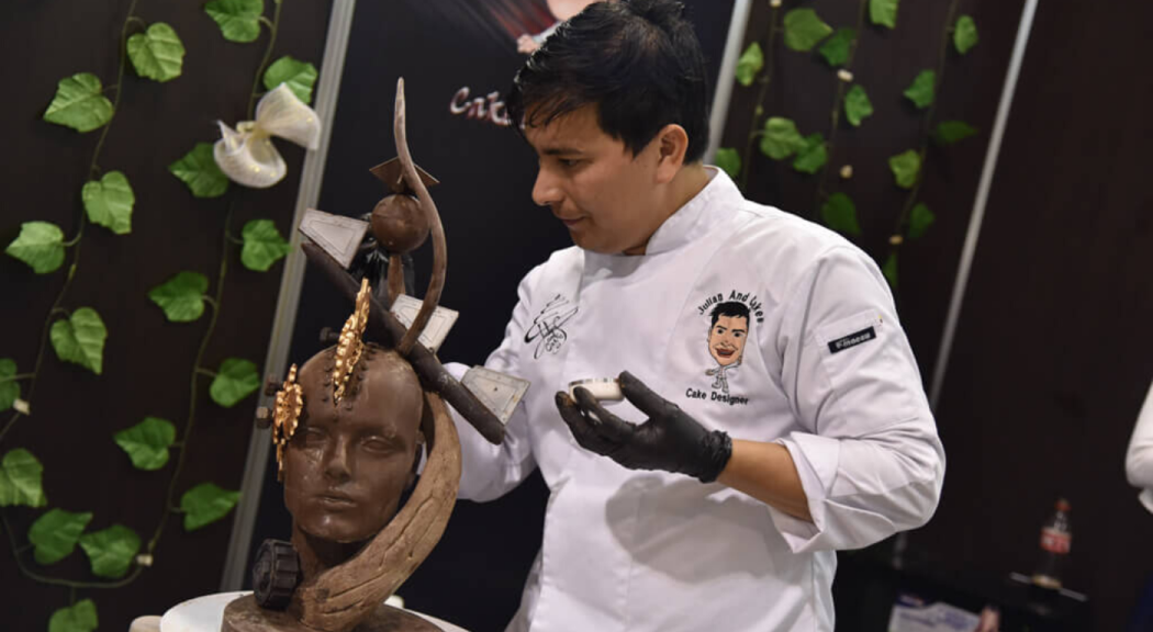 Un chef moldea una escultura de chocolate.