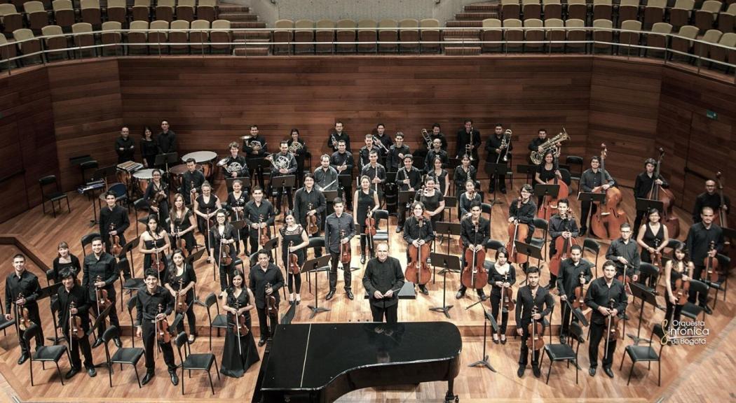 Retrato donde posan todos los integrantes de la Orquesta Sinfónica de Bogotá.