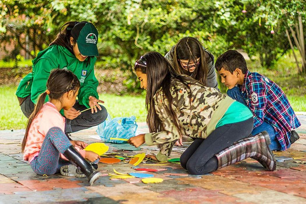 Niños y niñas en jornada de las vacaciones científicas del Jardín Botánico de Bogotá