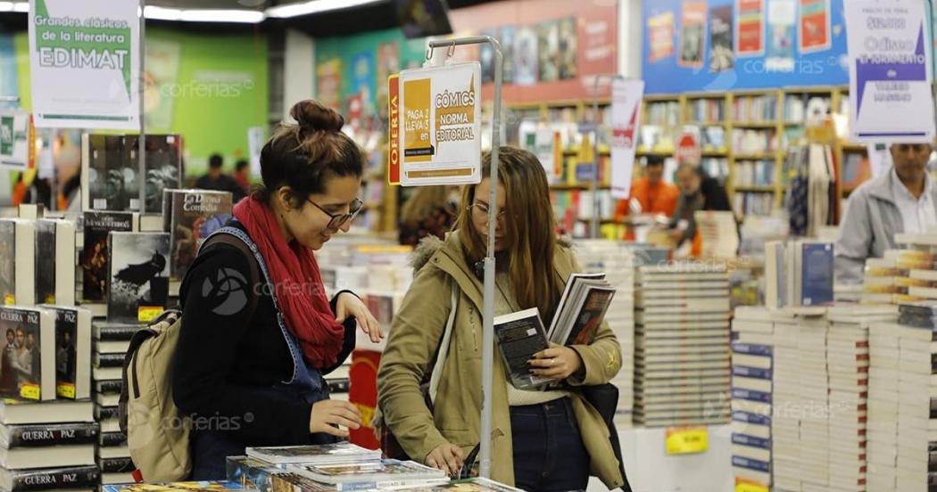 Mujeres viendo libros