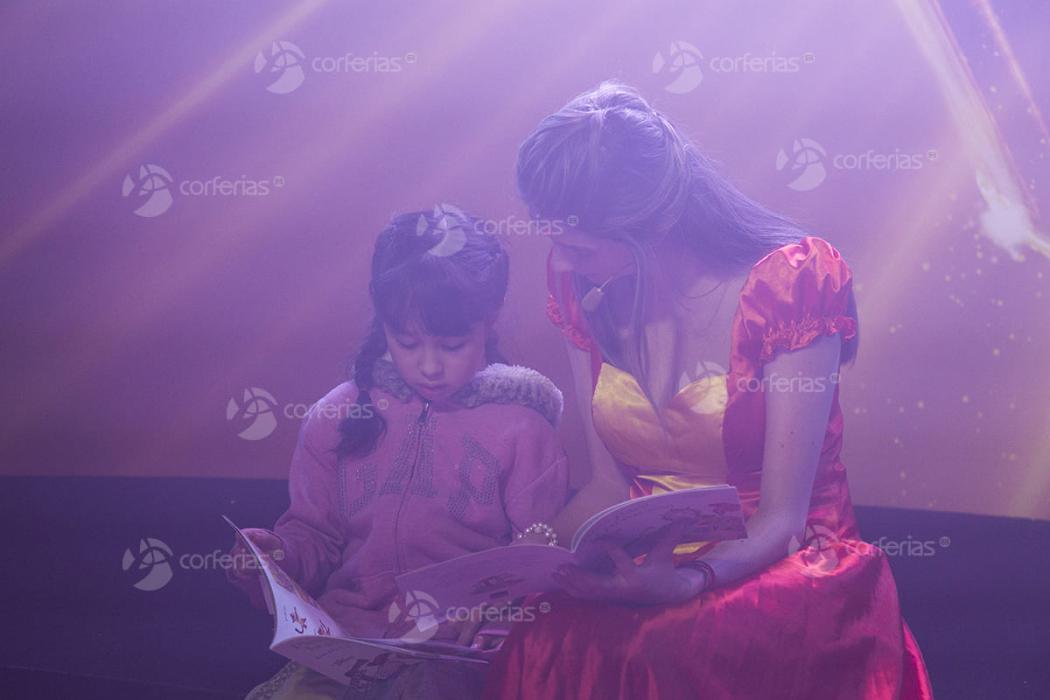 Niña leyendo con una princesa