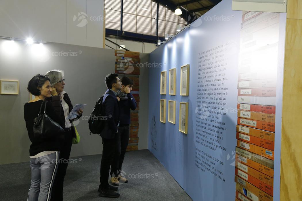 Personas viendo una exposición