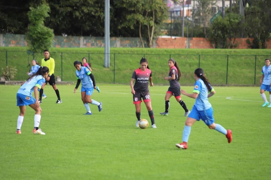 Mujeres jugando fútbol
